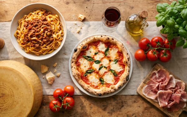 Klasyczna kuchnia włoska - makaron, pizza, oliwa, parmezan