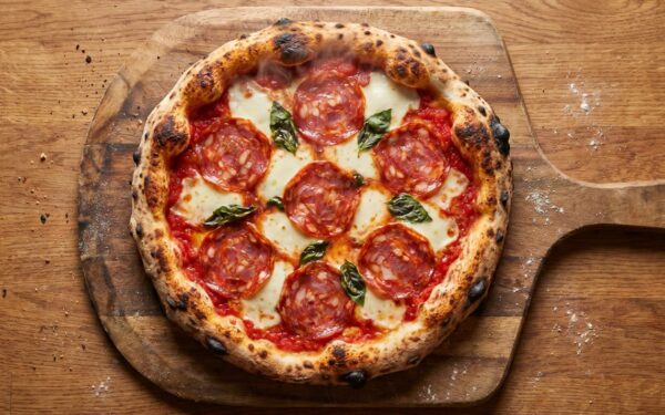 Pizza z salami prosto z pieca