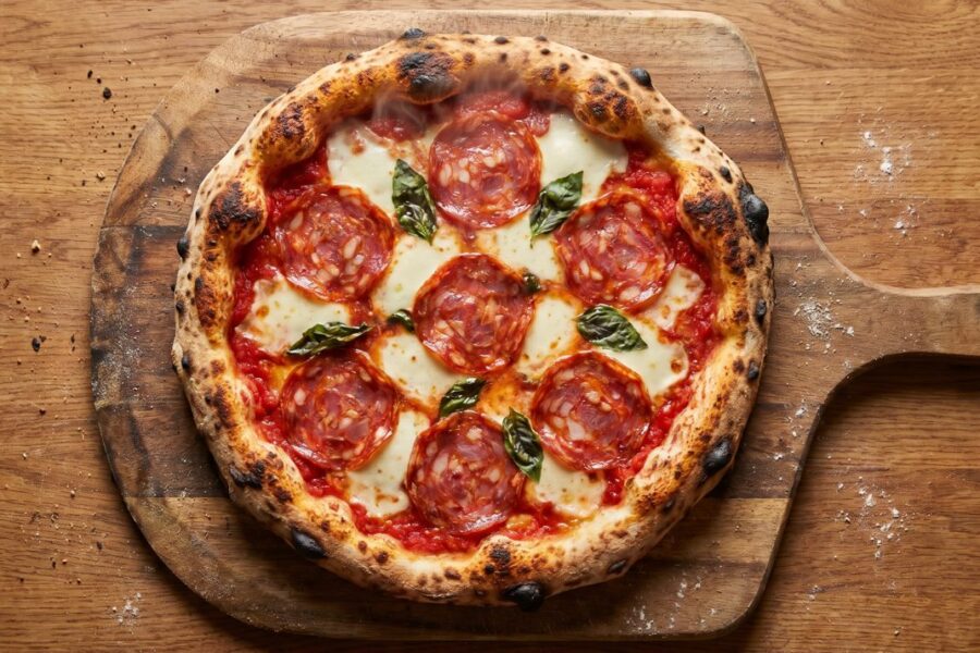 Pizza z salami prosto z pieca