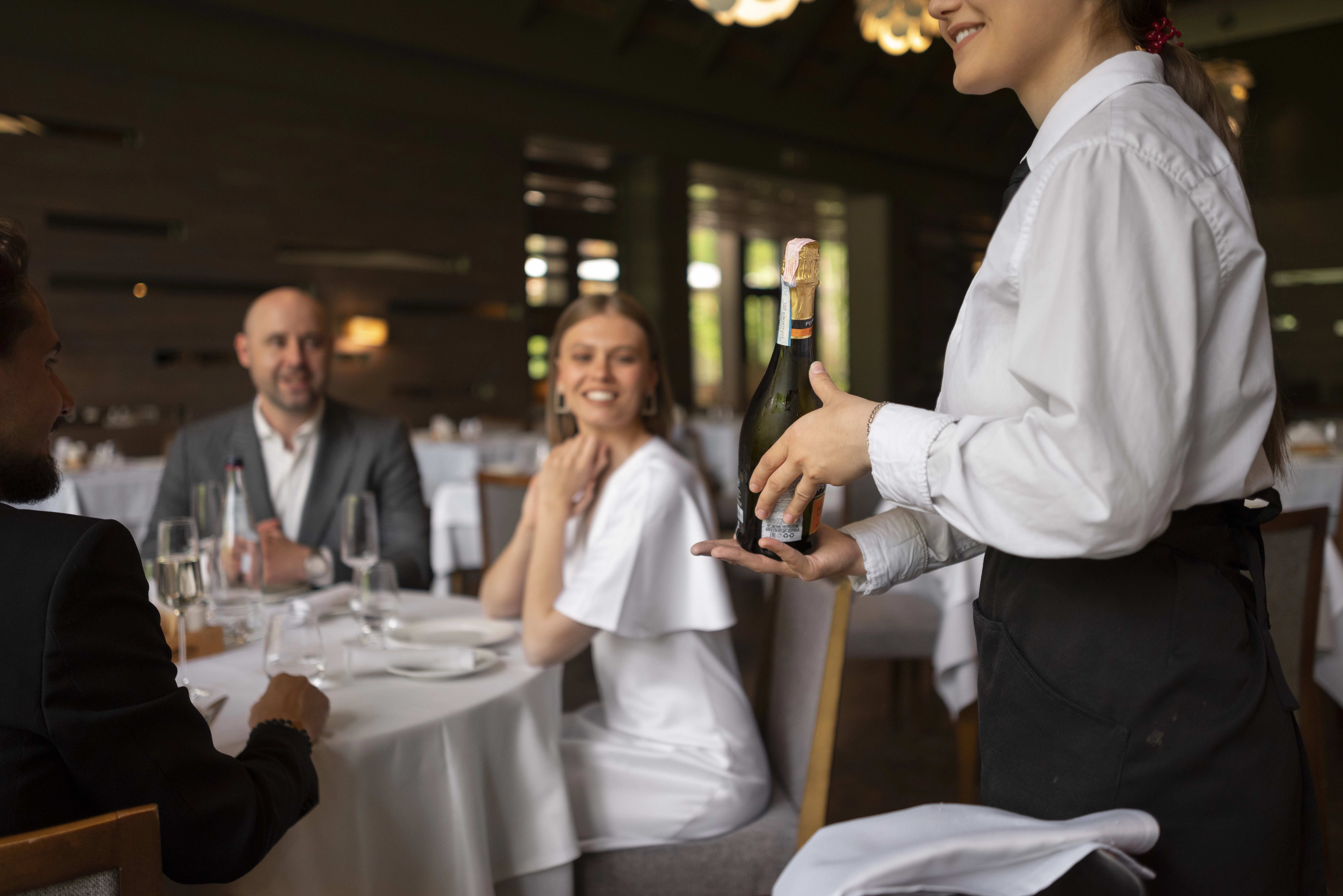 Obsługa kelnerska wina w restauracji